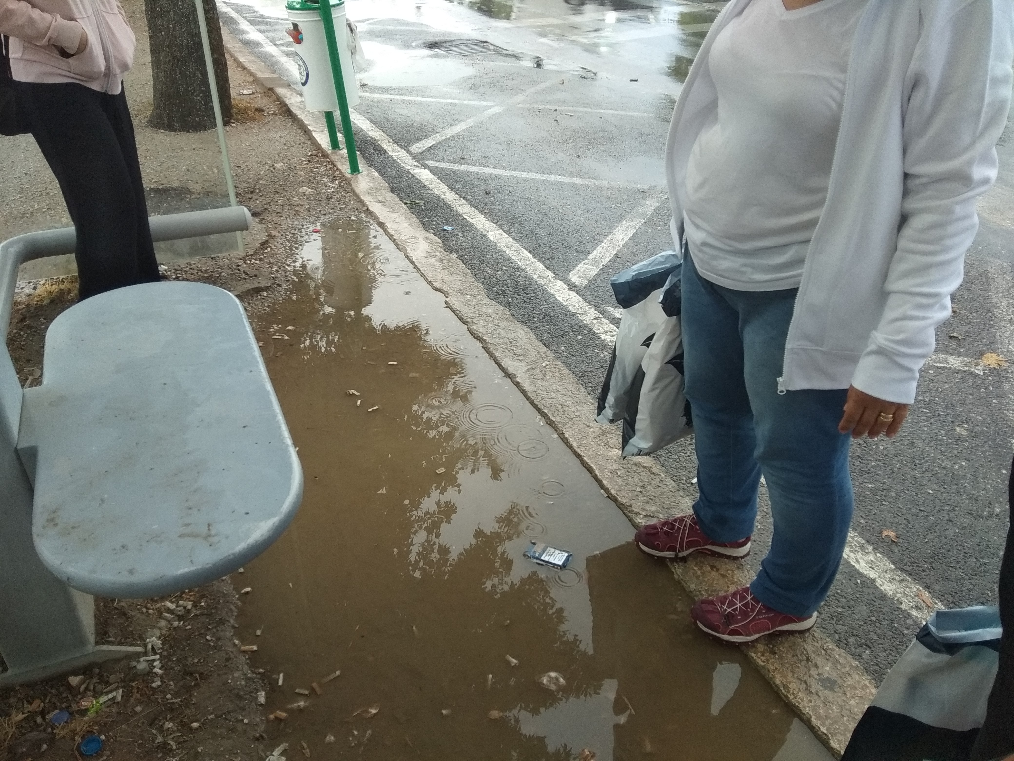 Yağmurdan Kaçarken Doluya Tutuldular!