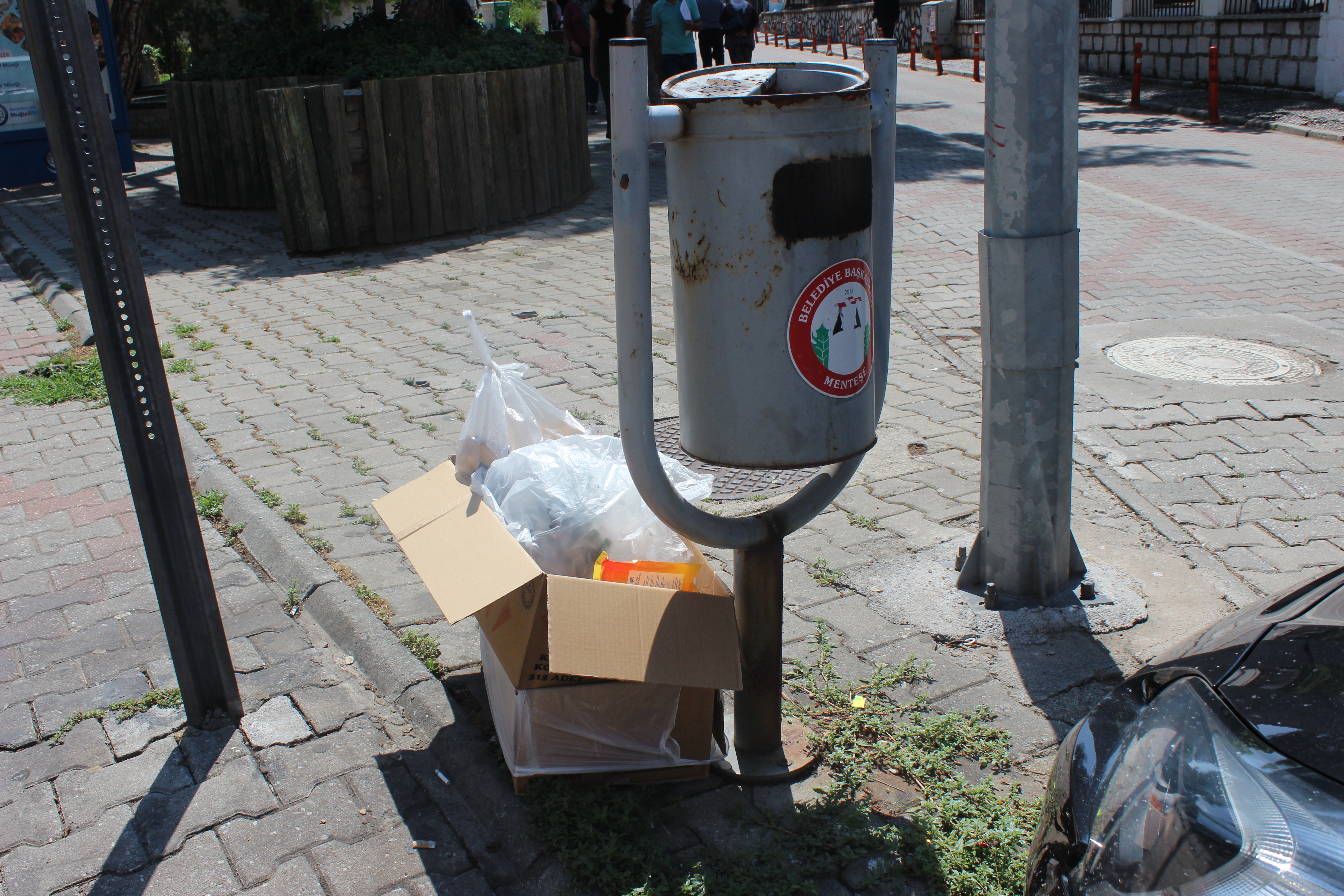 Kaldırımlar Çöp İşgali Altında !