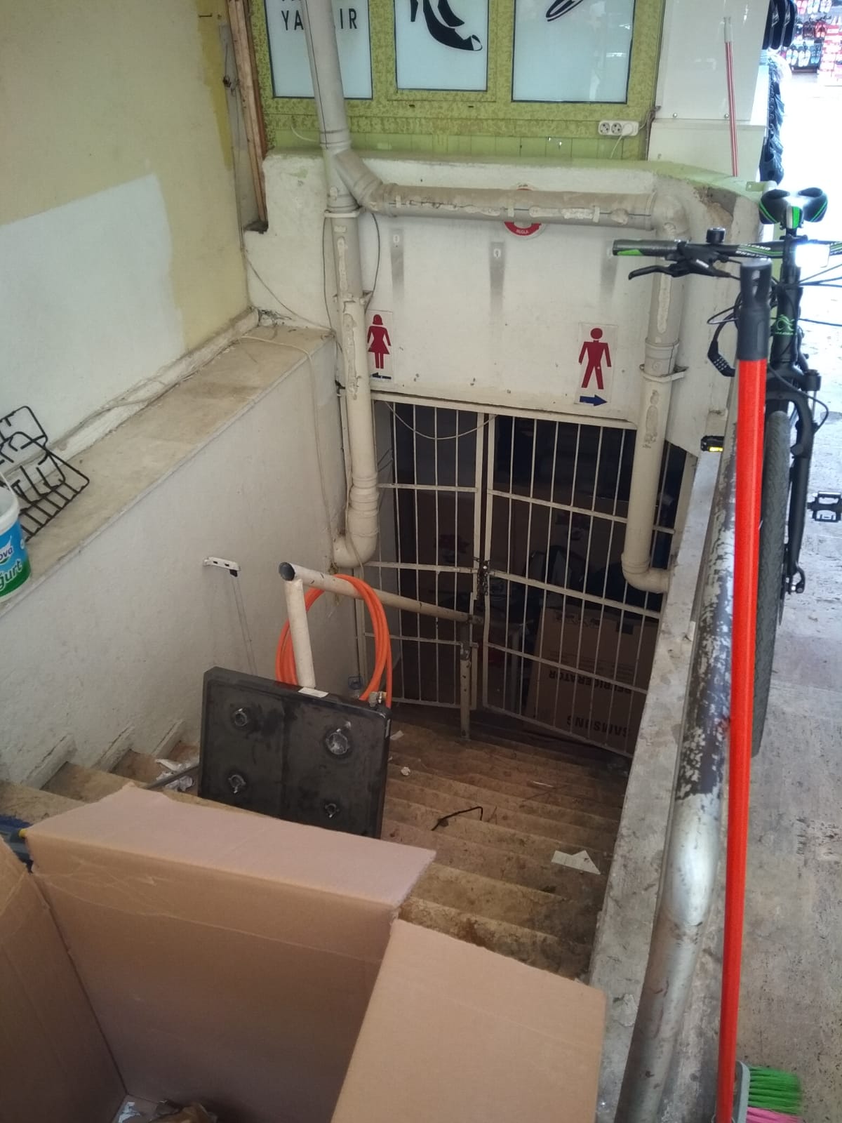 Binlerce Vatandaşın Alışveriş Yaptığı Pazarda Tuvalet Yok !