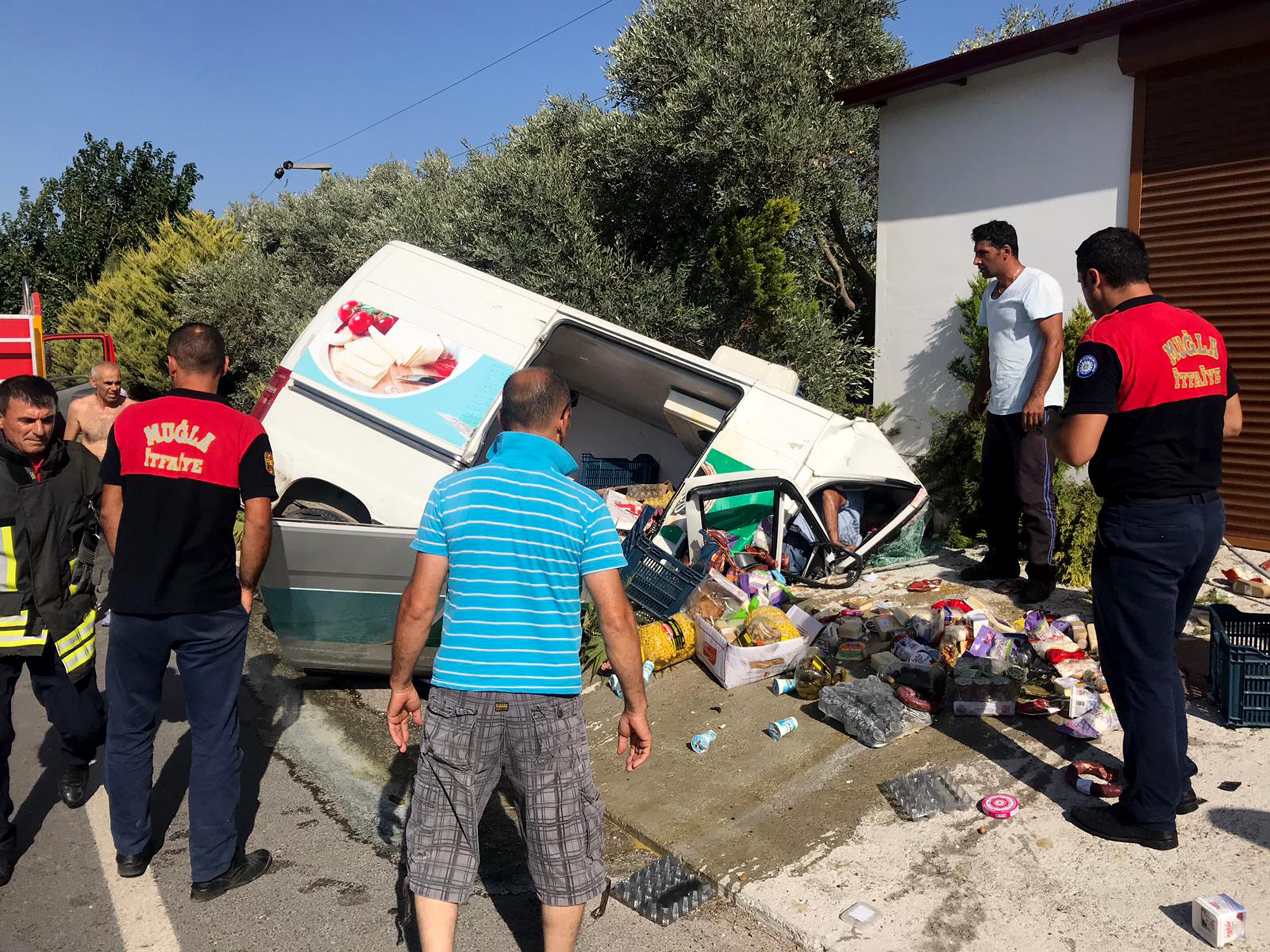 Datça’da Meydana Gelen Trafik Kazasında 3 Kişi Araçta Sıkıştı
