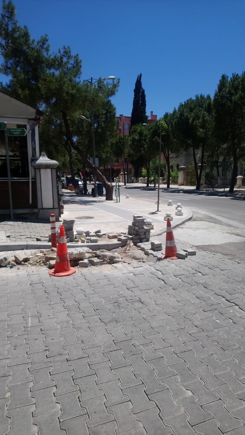 Belediyenin Kazdığı Çukura Vatandaş Düştü!