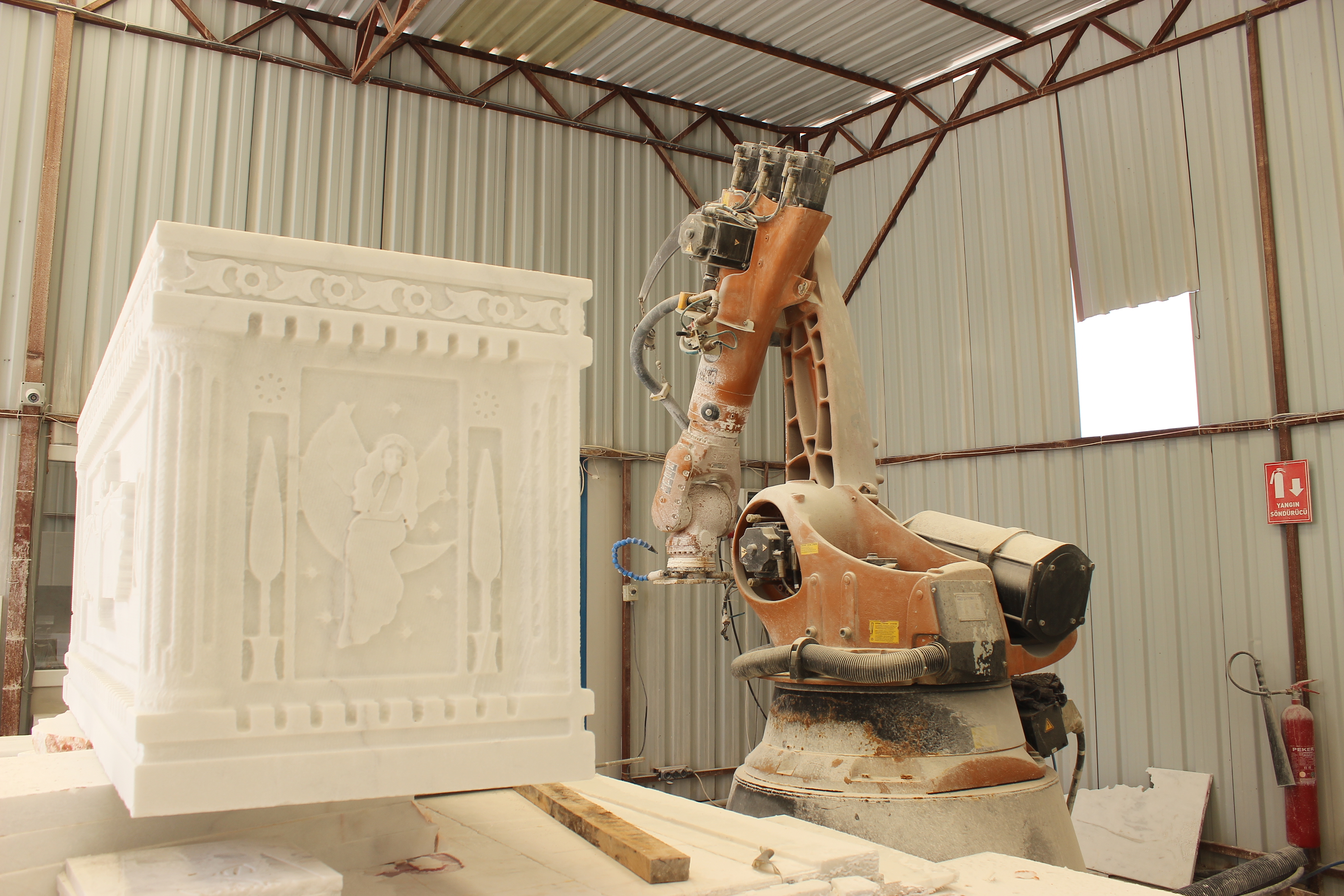 Eşi İçin Lahit Mezar Yaptırıyor