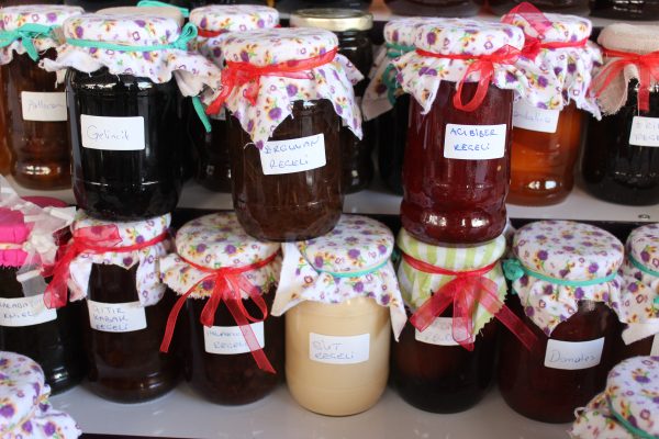 Sibel İşler, Ev Yapımı Reçellerini Pazarda Alıcıyla Buluşturuyor