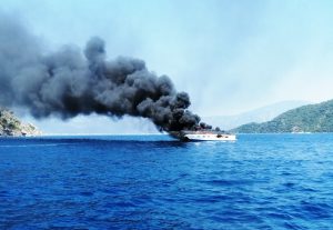 Lüks Yat Alev Alev Yanıyor