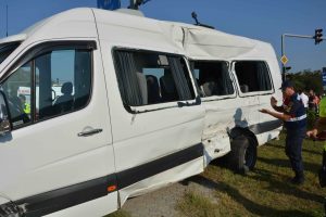 Okul Servisiyle Kamyon Çarpıştı