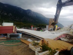 Akbük Koyundaki Kaçak Yapılar Yıkılıyor