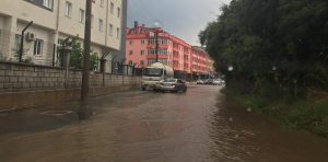 YOLLAR HAVUZA DÖNDÜ