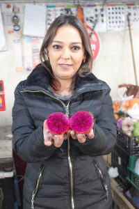 Pazarda Ejder Meyvesini Gören Hayrete Düşüyor