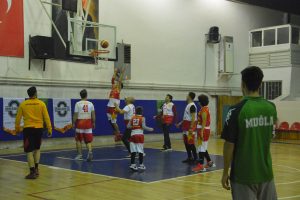 Babalar ve Oğulları Kıyasıya Mücadele Etti