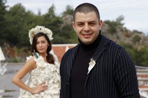 'Çocuk Gelinlere' Dikkati Çekmek İçin Kitap Sayfalarından Gelinlik Yaptılar