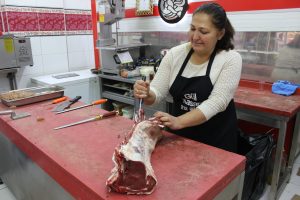 Kadın Kasap Yasan: “Mücadele ve sabırla, her kadın her işi yapabilir”