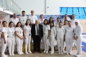 Gençler Kıyasıya Yüzdü