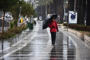 Sağanak denizin rengini değiştirdi