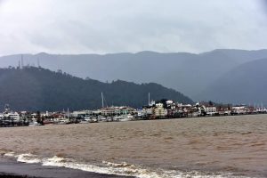 Marmaris'te denizin rengi değişti, kaya parçaları yollara düştü