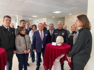 Şehidin adına kilden heykeller sergisi açıldı