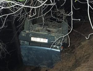 Otomobil uçuruma devrildi