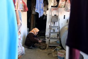 Yatağa bağımlı oğluna 50 yıldır bebek gibi bakıyor