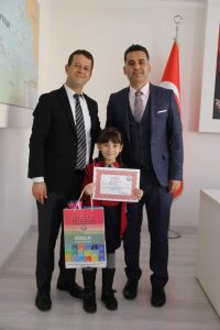 İstiklal Marşı’nı Güzel Okuyan Öğrenciler Ödüllendirildi