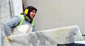 Kadınlar ekmeğini mermerden çıkarıyor