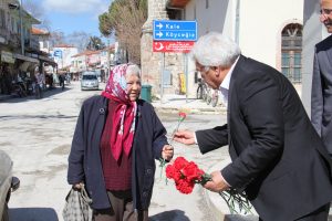 Başkan Akkaya kadınlara karanfil dağıttı