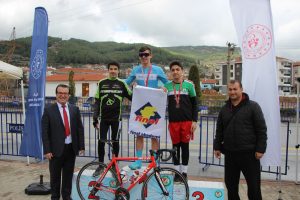 Yarışı asker selamı ile tamamladı