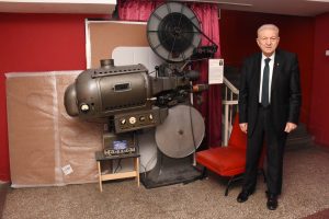 Gazoz satarak adım attığı sinema sektöründe 'patron' oldu