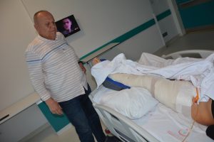 Tüfekle vurulan gencin tedavisi sürüyor