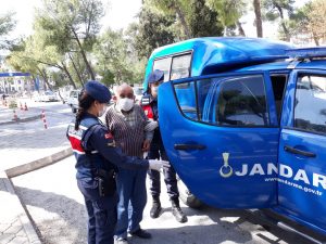 Yaşlı adamın yardımına jandarma koştu