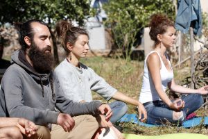 Salgın nedeniyle seyahat edemeyen 7 yabancıyı evinde ağırlıyor