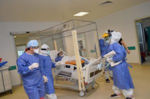 Coronavirüs tedavisi alan hasta, alkışlarla pandemi servisine alındı