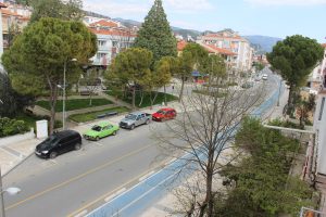 Yasak boyunca Menteşe sokaklarında kuş sesleri hâkimdi