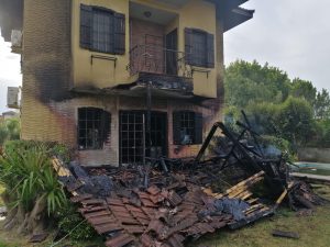 Muğla'da yangın çıkan evdeki köpekler kalp masajıyla kurtarıldı