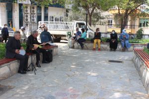 Vatandaşlara moral için mini konser verdiler