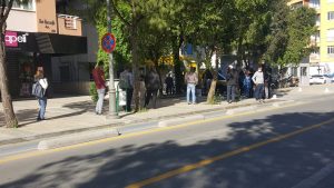 Yasağın bitmesiyle bankalar önünde uzun kuyruklar oluştu