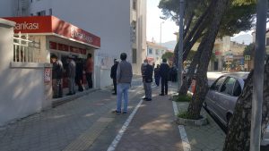 Yasağın bitmesiyle bankalar önünde uzun kuyruklar oluştu
