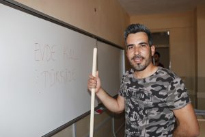 İzolasyon sürecinde kaldıkları okulun gönüllü tadilatını yapıyorlar