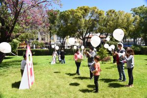 Vali Civelek, bahçesini çocuklara açarak hediyelerle karşıladı