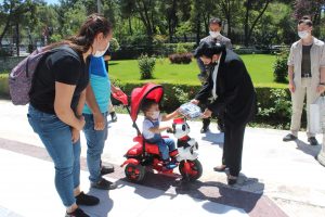 Vali Civelek, bahçesini çocuklara açarak hediyelerle karşıladı