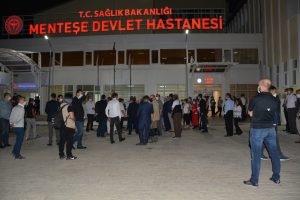 Devlet Hastanesi’nin açılışında sosyal mesafeye uyulmadı