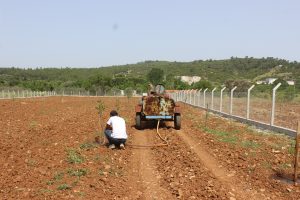 Ruhsatlı sondaj kuyusu açtığı tarlasına elektrik alamıyor