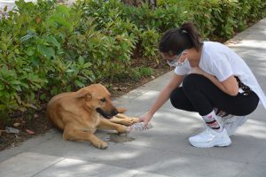 Çocuklar sıcak havaya rağmen sokaktaydı