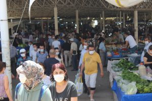 Yasaklı bayram öncesi pazarda yoğunluk