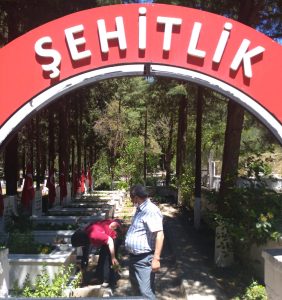 Şehit aileleri bayramda evlatlarına koştu