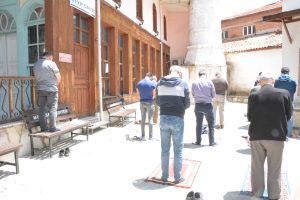 Sosyal Mesafeli Cuma namazı kılındı