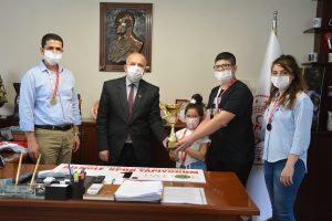 “Aileler Evde Spor Yapıyor” yarışmasında birinci olan aileye ödül