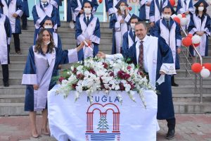 Tıp öğrencileri hekimliğe ilk adımı attı