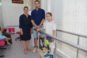 7 ay sonra yeni bacağıyla ilk adımını attı