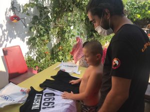 Galatasaraylı taraftarlardan çocuklara jest