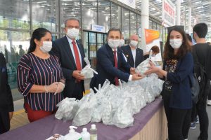 Rektör, öğrencilerini çiçekle karşıladı