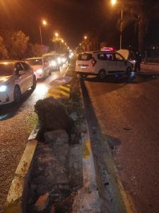 Otomobil refüje çarptı: 4 yaralı